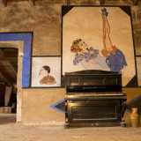 La sequenza � interrotta dal grande ritratto di una donna in abiti succinti: la sua corta gonna blu lascia ben in evidenza giarrettiere e tacchi a spillo. Si tratta probabilmente di una delle giovani ospitate qui